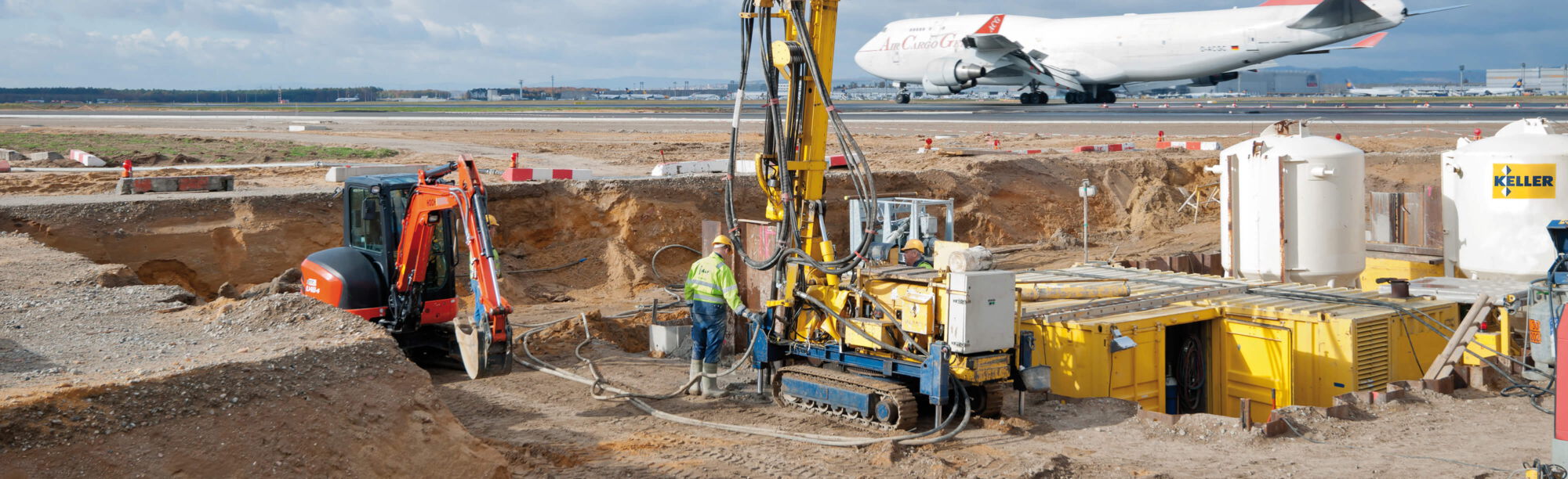 Baustelle auf Flughafen mit Flugzeug
