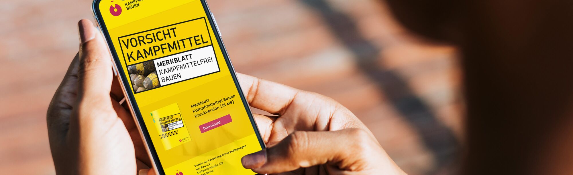 Inhalte des Merkblatts Vorsicht Kampfmittel Handynutzerin mit der Website www.kampfmittelportal.de