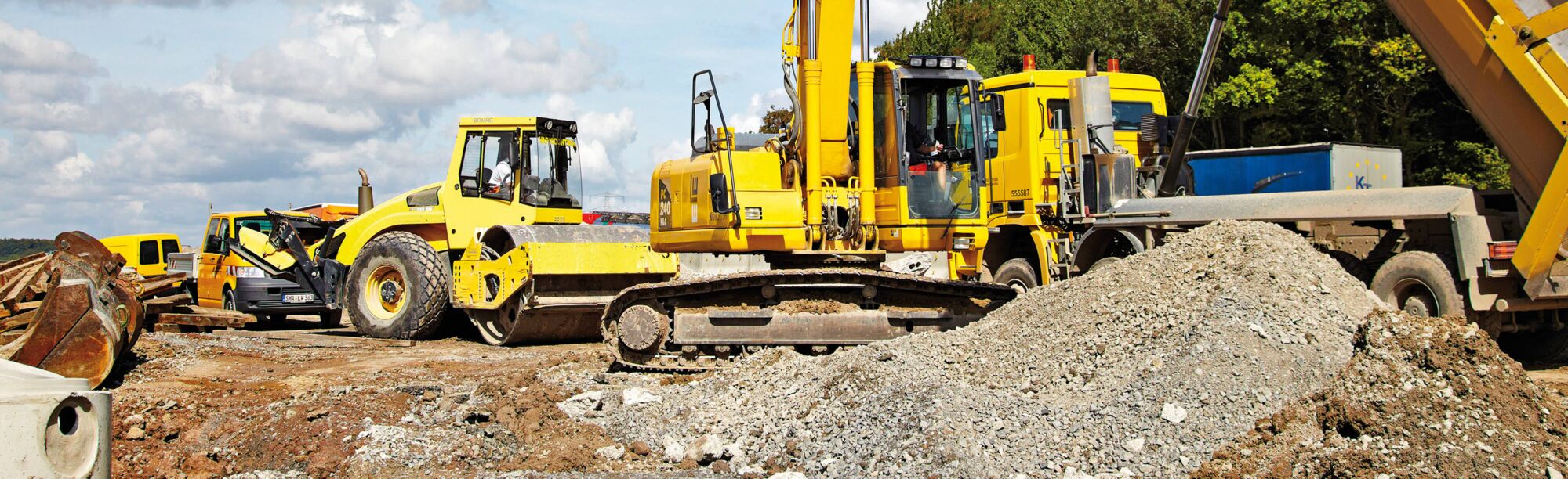 Großbaustelle mit Baumaschinen