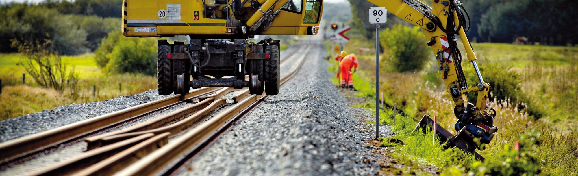 Baustelle mit Schienenbagger