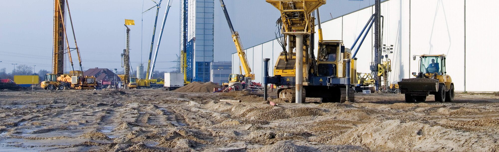 Großbaustelle mit Baumaschinen